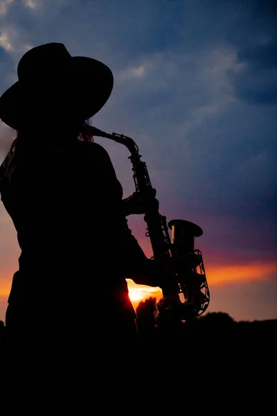 Plan Vertical Une Joueuse Saxophone Sous Les Lumières Coucher Soleil — Photo