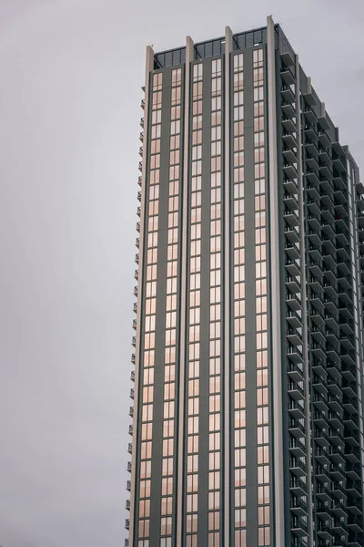 Uma Fachada Frontal Belo Edifício Moderno Durante Dia — Fotografia de Stock