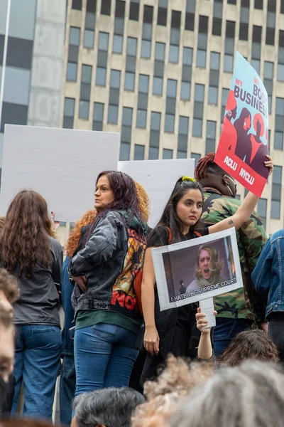 Μια Νεαρή Γυναίκα Κρατώντας Μια Χάρτινη Πινακίδα Στην Πλατεία Foley — Φωτογραφία Αρχείου