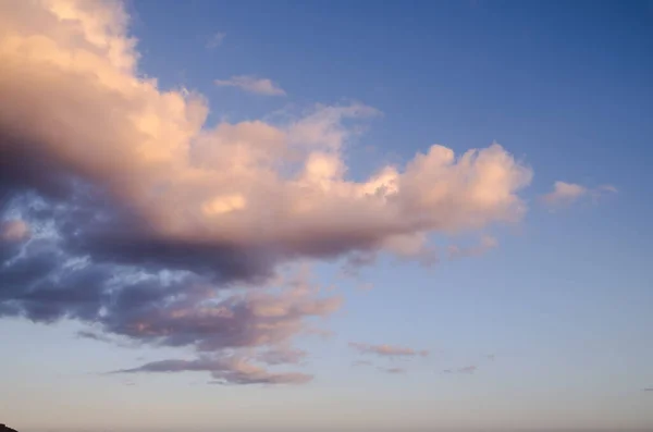 Wolkenlandschaft Bunte Wolken Bei Sonnenuntergang Der Nähe Des Ozeans — Stockfoto