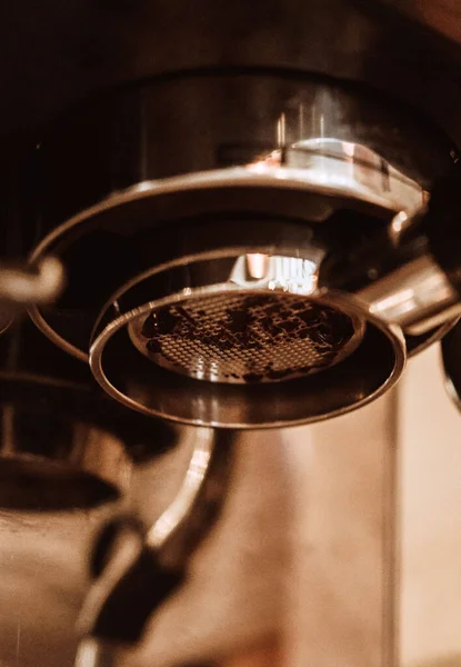 Vertikal Närbild Ett Nymalet Kaffe Maskin — Stockfoto