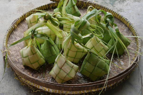 Bir tabak ketupatın yakın çekimi, Kupat. Palmiye yapraklarının içine doldurulmuş Java pirinç kekleri..