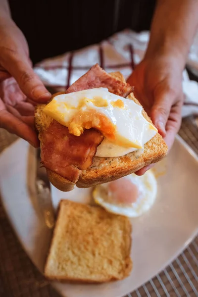 Eine Vertikale Person Die Sandwiches Mit Geröstetem Brot Eiern Und — Stockfoto