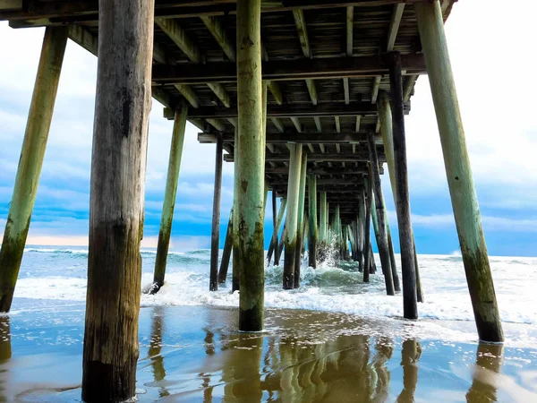 Low Angle Shot Wooden Bridge Constructed Water — Stock Photo, Image