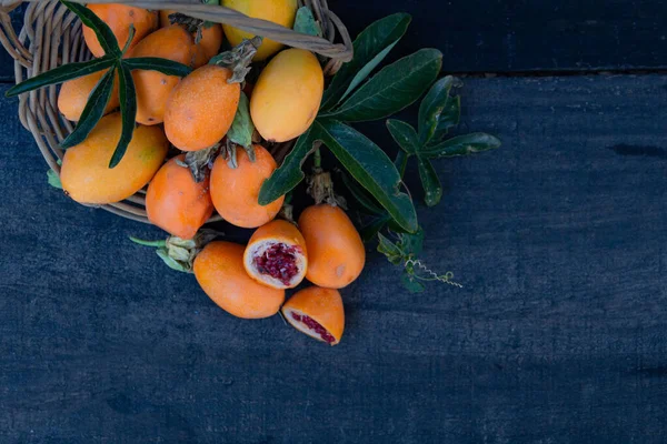 Portakal Hasadı Tahtadaki Yabani Tutku Meyvesi — Stok fotoğraf