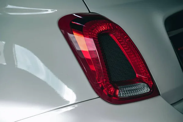 Zbliżenie Ujęcie Czerwonego Reflektora Białego Nowoczesnego Szybkiego Samochodu — Zdjęcie stockowe