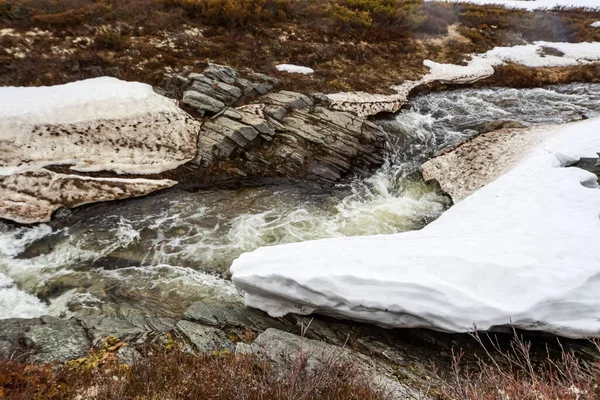 Ein Schnell Fließender Fluss Umgeben Von Wilder Landschaft Winter — Stockfoto