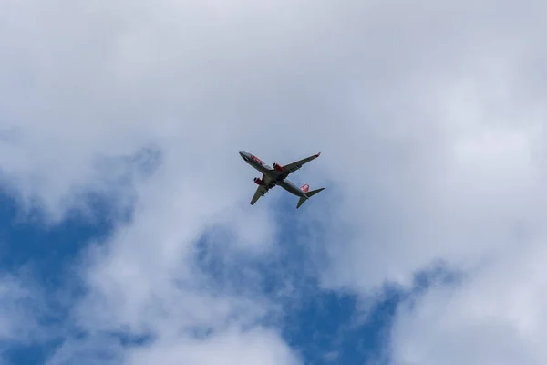 Avion Jet2 Volant Dans Ciel Bleu Avec Nuage Blanc Vif — Photo