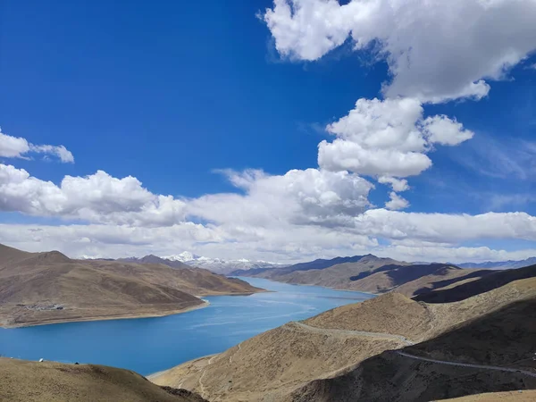 Lago Yamdrok Hermoso Lago Azul Con Montañas Paisaje Bajo Cielo — Foto de Stock