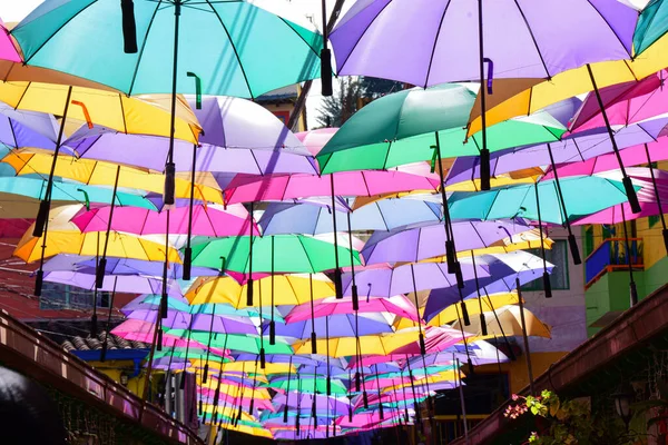 Een Prachtig Uitzicht Van Kleurrijke Paraplu Opknoping Een Straat — Stockfoto