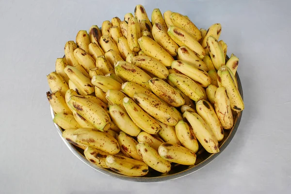 Primer Plano Del Montón Plátanos Maduros Bandeja Metal Plátanos Burro —  Fotos de Stock