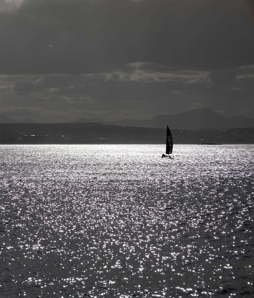 Una Barca Vela Salpa Sotto Nuvole Nuvolose Nella Baia Del — Foto Stock