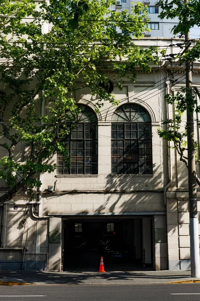 Blick Auf Ein Mehrfamilienhaus Mit Bäumen Der Stadt Shanghai — Stockfoto