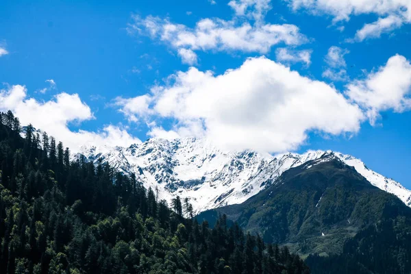 Niski Kąt Ujęcia Zakresu Gór Pokryte Zieloną Przyrodą Innych Śniegu — Zdjęcie stockowe