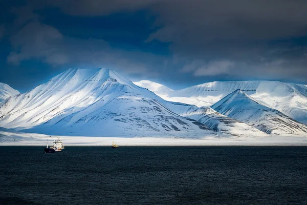 Śnieg Pokryty Mountainami Zewnętrznymi Dwół Longyearbyen Wyspie Svalbard Północy Arktycznym — Zdjęcie stockowe