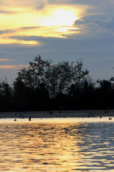 Een Prachtig Shot Van Een Zonsondergang Boven Een Zee Met — Stockfoto