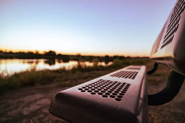 科罗拉多州丹佛附近一个池塘边的长椅的特写镜头 — 图库照片