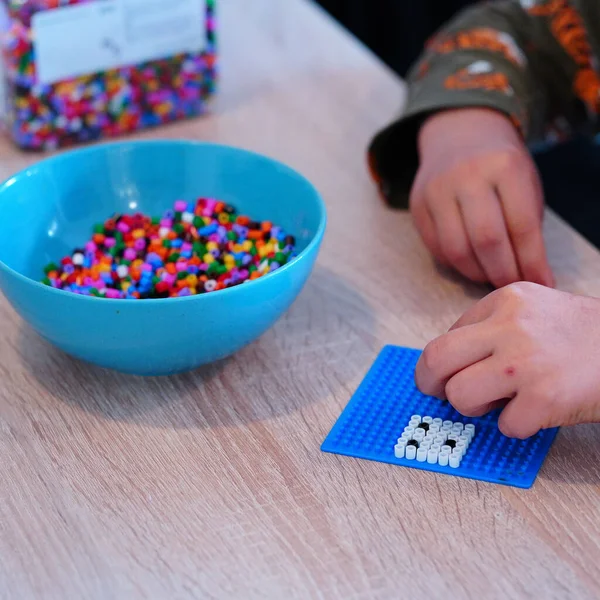 Primer Plano Las Manos Niño Jugando Con Juguetes Construcción Una — Foto de Stock