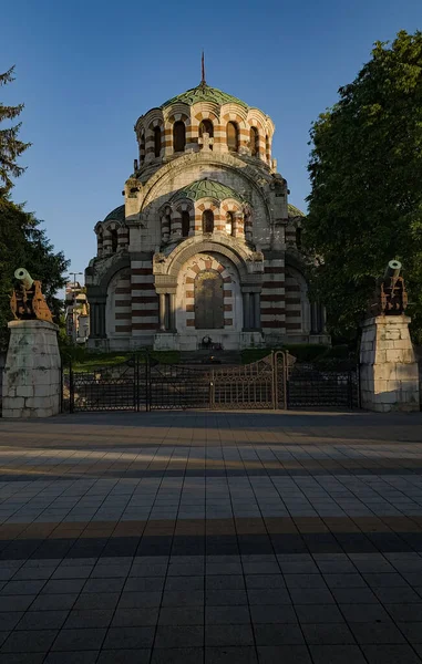 Pandangan Vertikal Dari Saint George Conqueror Chapel Mausoleum Pleven Bulgaria — Stok Foto