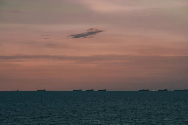 Fascinerande Utsikt Över Vacker Havsutsikt Vid Natursköna Solnedgången Med Kolbåtar — Stockfoto