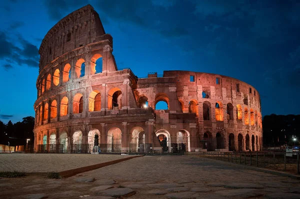 Красивый Вид Исторический Памятник Колизей Риме Красивыми Огнями Ночью — стоковое фото