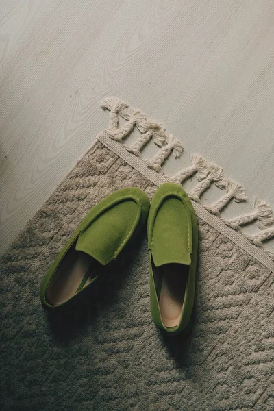 地毯上的一对绿色游手好闲者的垂直顶视图 — 图库照片