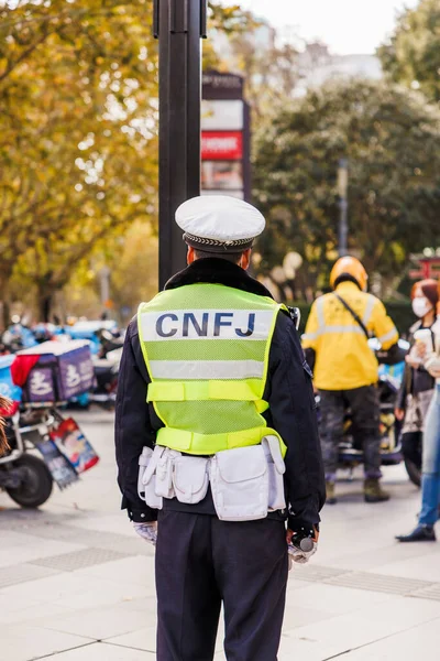 Disparo Vertical Policía Que Trabaja Calle Shanghai China — Foto de Stock