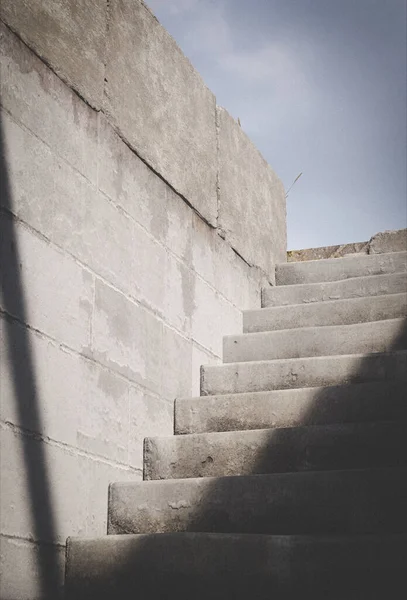 Uma Vertical Escadas Concreto Meia Sombra Luz Solar Contra Céu — Fotografia de Stock