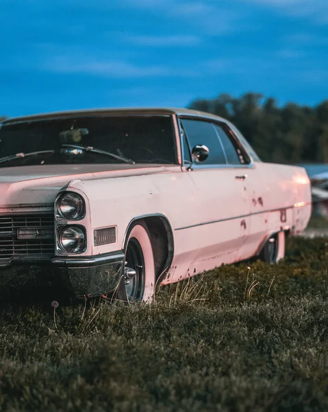 Een Verticaal Shot Van Een Oude Rose Auto Het Grasland — Stockfoto