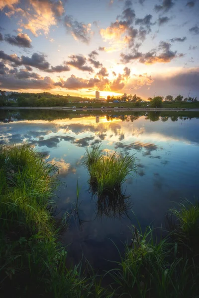 Günbatımında Moskova Nehri Nin Dikey Görüntüsü Arka Planda Arabalar Binalar — Stok fotoğraf