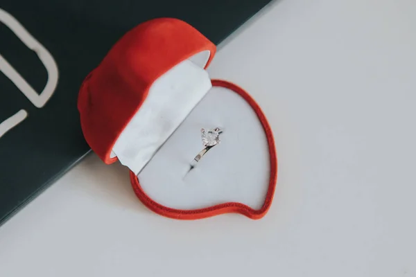 赤い箱の中の婚約指輪のクローズアップショット — ストック写真