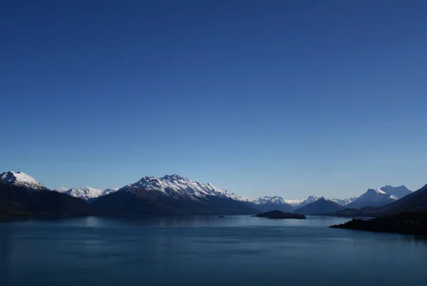 Красивый Вид Озеро Вакатипу Фоне Заснеженных Гор Новой Зеландии — стоковое фото