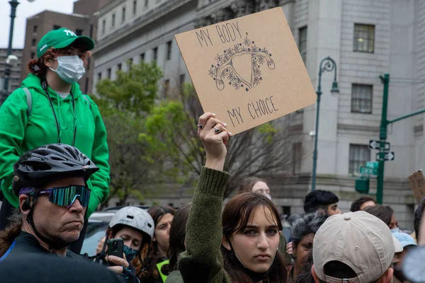 Una Joven Hembra Con Ojos Muy Bonitos Sosteniendo Cartel Cartón — Foto de Stock