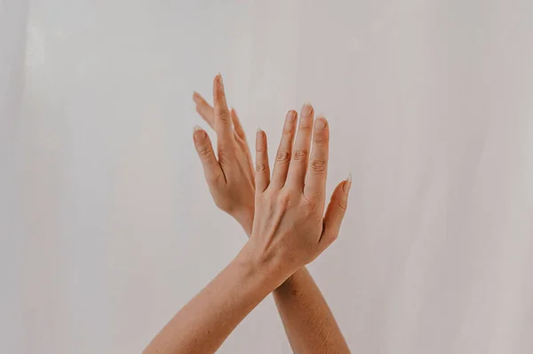 Couple Female Hands Dancing Pose Background White Wall — Stock Photo, Image