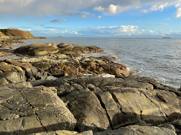 平静的海滨上巨大的巨石 — 图库照片