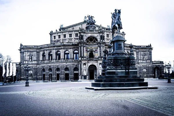 Una Toma Escala Grises Del Teatro Ópera Semperoper Dresden Estatua — Foto de Stock