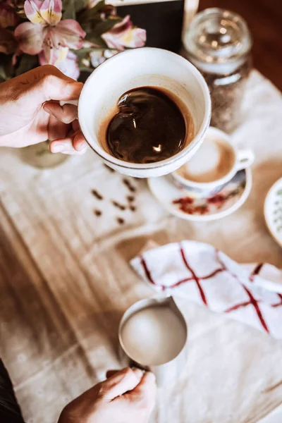 Primo Piano Una Tazza Caffè Sullo Sfondo Fiori — Foto Stock