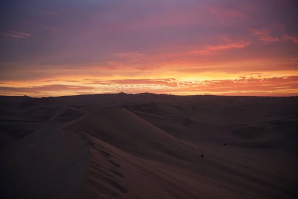 Uma Foto Cênica Pôr Sol Sobre Dunas Areia Huacachina Peru — Fotografia de Stock