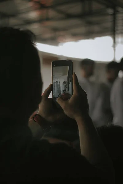 Una Vista Posteriore Uomo Che Filma Persone Sul Telefono Della — Foto Stock