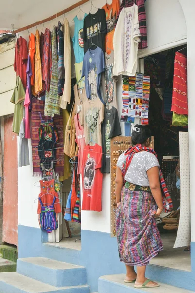 危地马拉安提瓜一名妇女走进一家小服装店 — 图库照片