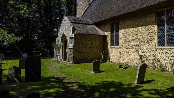 Uma Vista Fachada Edifício Igreja Horsey Cercada Por Árvores Verdes — Fotografia de Stock