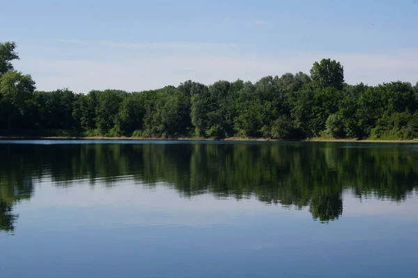 Lac Calme Tranquille Avec Parc Verdoyant Sur Rivage — Photo