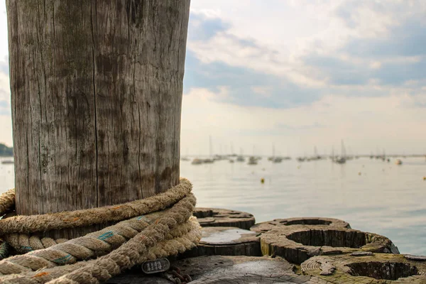 Selective Focus Shot Thick Rope Wooden Bollard — Stock Photo, Image