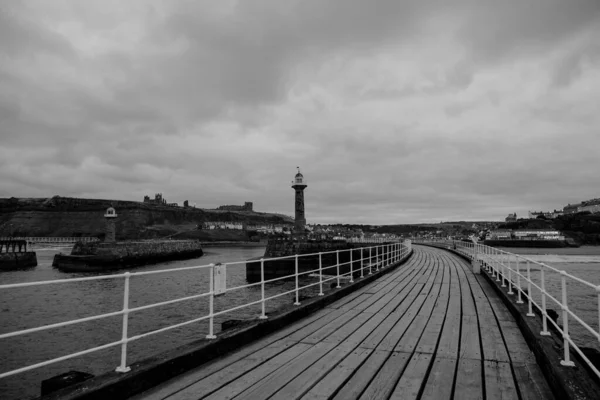 Una Toma Escala Grises Faros Entrada Puerto West Pier Whitby —  Fotos de Stock