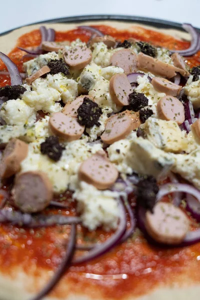 Primer Plano Una Apetitosa Pizza Casera Con Salchichas Cebollas Queso —  Fotos de Stock