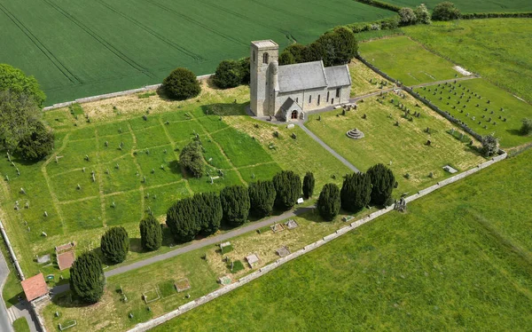 Una Toma Aérea Iglesia San Andrés Rodeada Por Cementerio Weaverthorpe — Foto de Stock