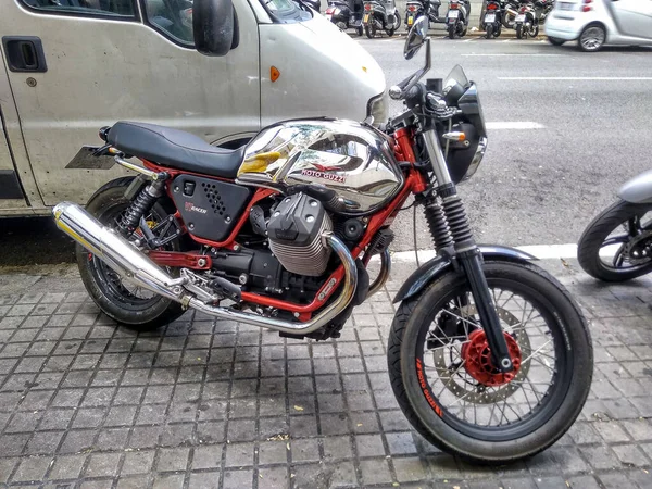 Klasyczny Motocykl Zaparkowany Ulicy Moto Guzzi — Zdjęcie stockowe