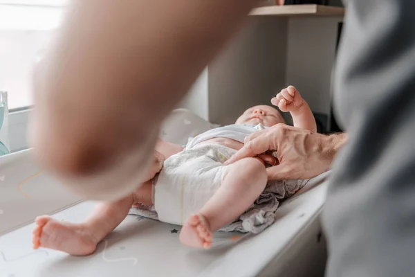 Primer Plano Padre Caucásico Cambiando Pañal Bebé Cambiador Bebé —  Fotos de Stock