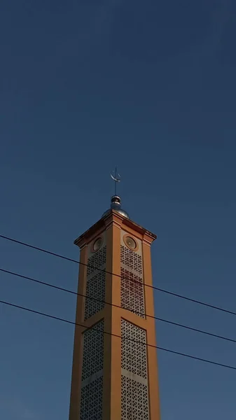 Plano Vertical Ángulo Bajo Una Mezquita Contra Cielo Azul Samarinda — Foto de Stock