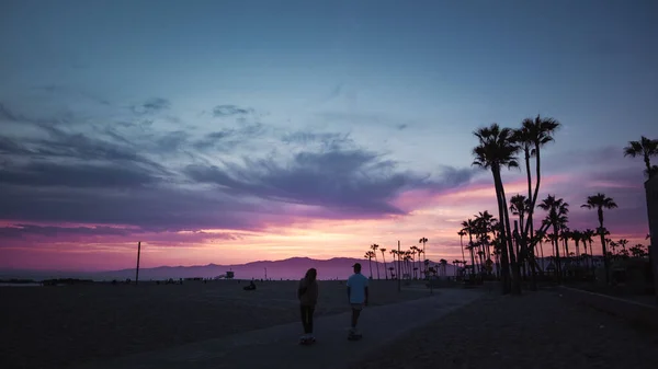 Ein Blick Von Hinten Auf Jugendliche Beim Skateboarden Venice Beach — Stockfoto